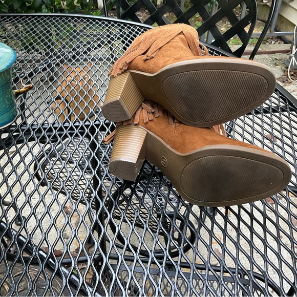 Earthy Fringy Brown Suede Boots! - Picture 5 of 16